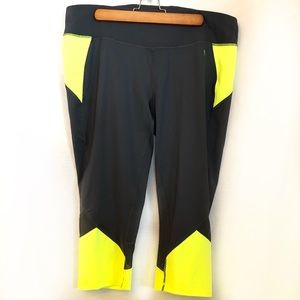 Danskin Now Cropped Athletic Leggings with pocket